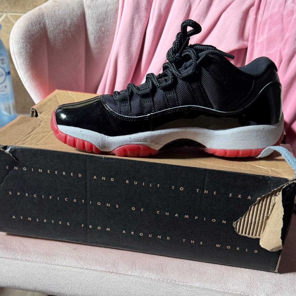 Nike Kids Black and Red Low-Top Sneakers